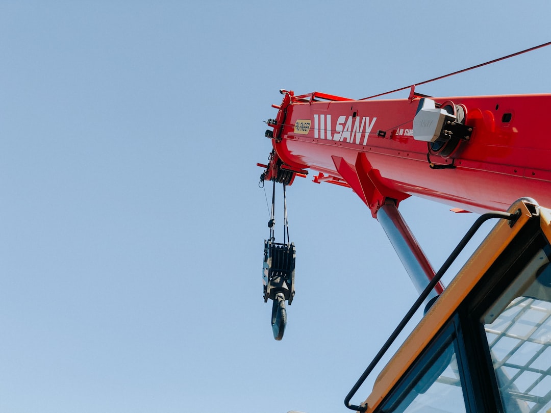 Forklift Dispatch, Crane Operations, and Heavy Lift at European Exhibition Venues: A Tactical Guide